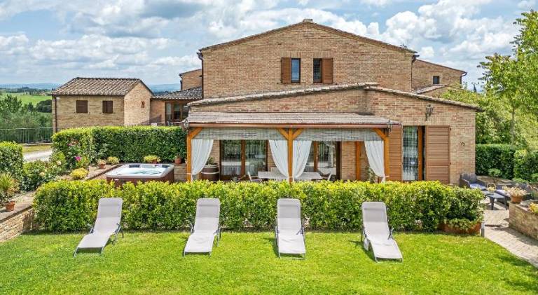 Villa with garden, hot tub & barbecue — photo 4