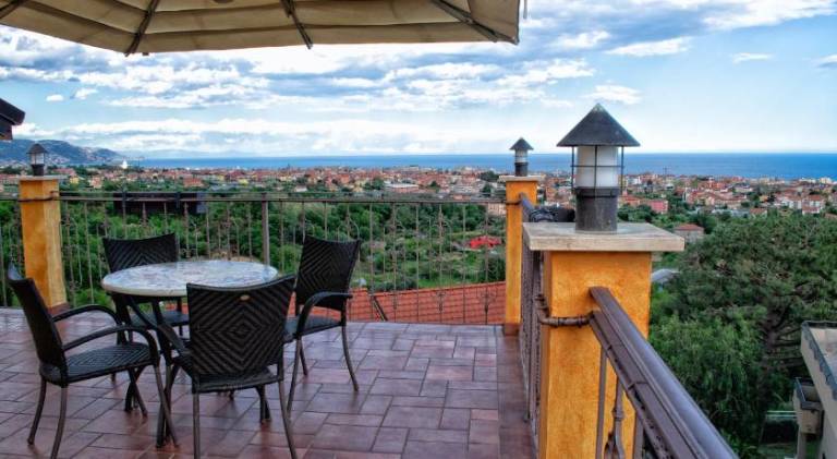 Villa with pool, patio & barbeque | Perfect for remote work — photo 2