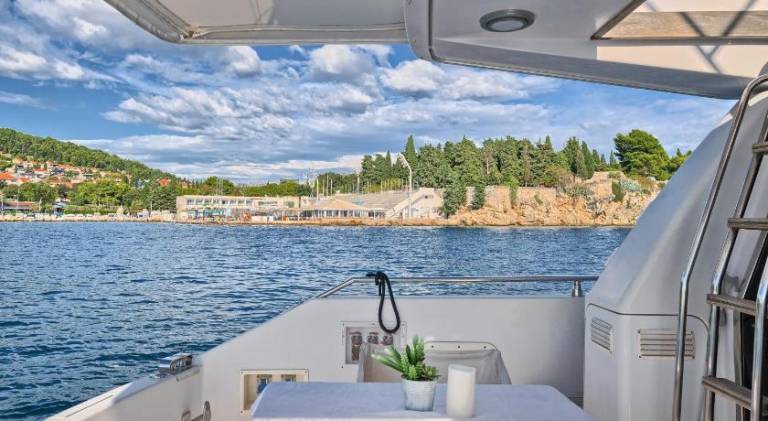 Boat with 3 rooms for 6 persons — photo 4