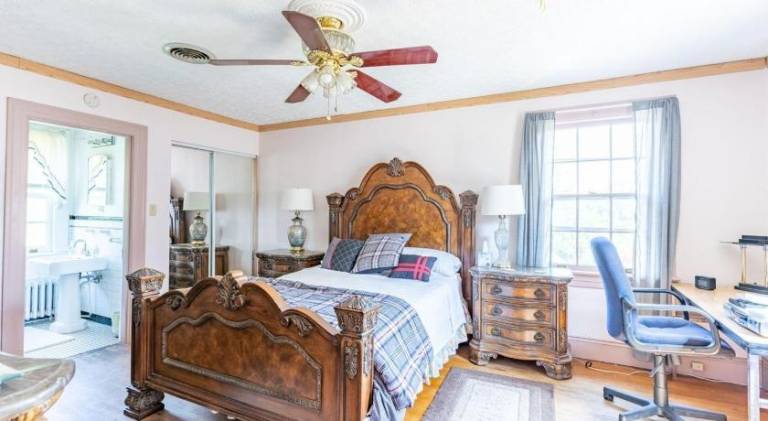 Home Sweet Home Suite 1 near Liberty University and Lynchburg Hospital Deluxe Queen Size Bedroom
