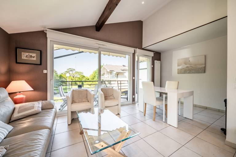 Charming 'Évian Apartment' with Lake View, Balcony and Wi-Fi — photo 4
