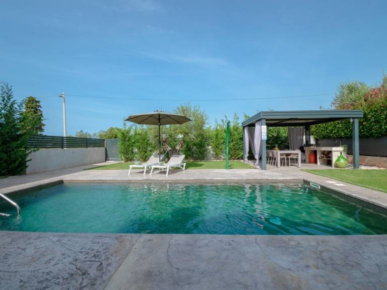 Vacation home with terrace, garden & private pool — photo 4