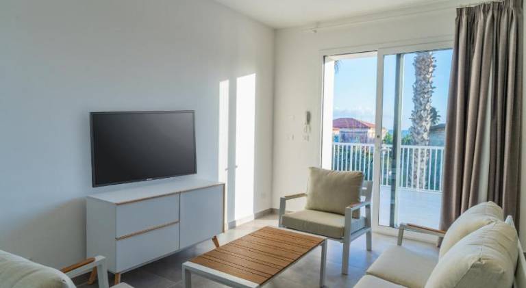 Holiday apartment with patio & yard — photo 2