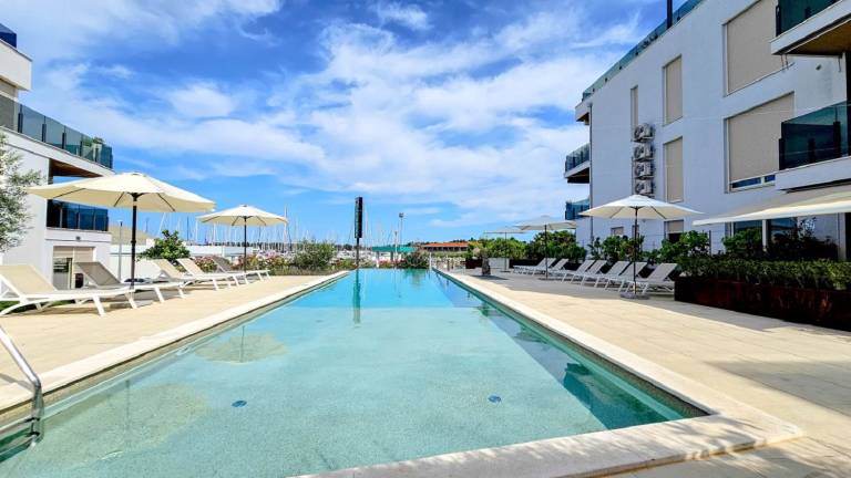 Apartment with pool, garden & terrace | Beach view — photo 4