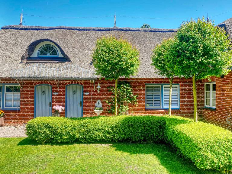 Family-oriented apartment with BBQ, garden & patio | Pet-friendly in St. Peter-Ording