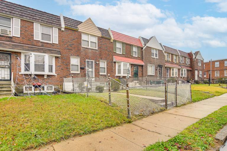 Pet Friendly! NW Philly Rowhouse w/ Fenced Yard! — photo 3