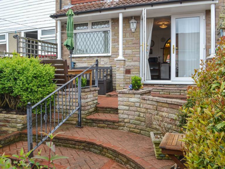 Family-friendly nice cottage with yard | River view | Pet-friendly in Bridlington
