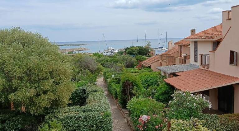 Vacation home with yard, terrace & barbecue — photo 4