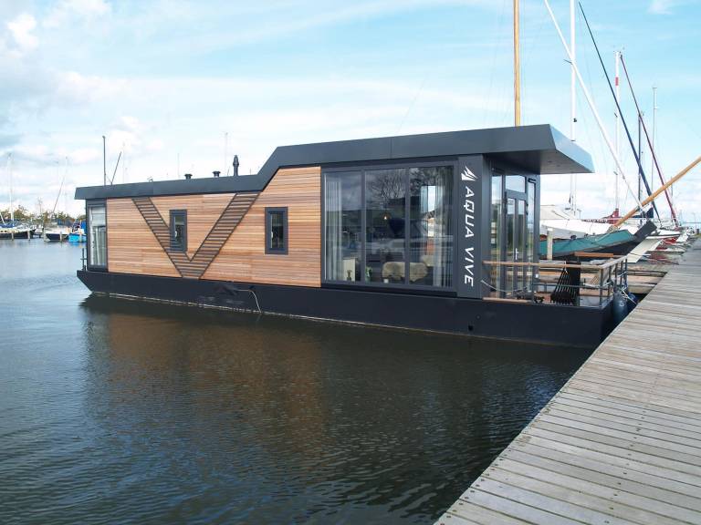 Boat with two bedrooms and one bathroom