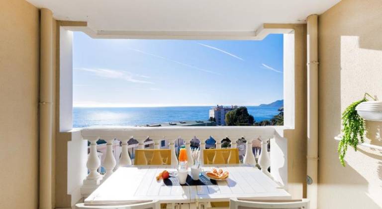 Rental apartment with yard, private pool & terrace in Cannes