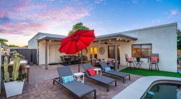 Vacation home with pool — photo 4
