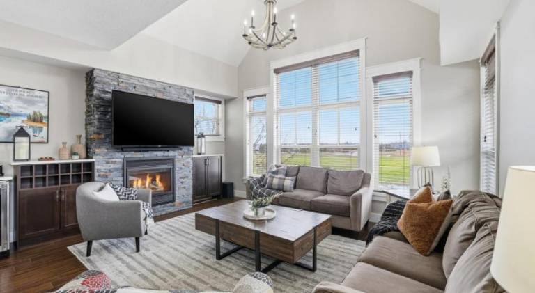 Big vacation home with jacuzzi & pool | Pet-friendly in The Blue Mountains, ON