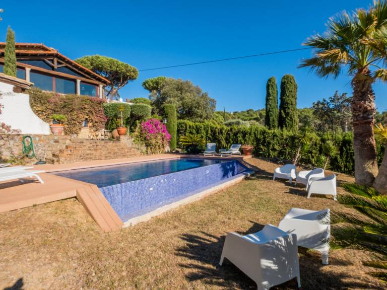 House with private pool & yard — photo 4