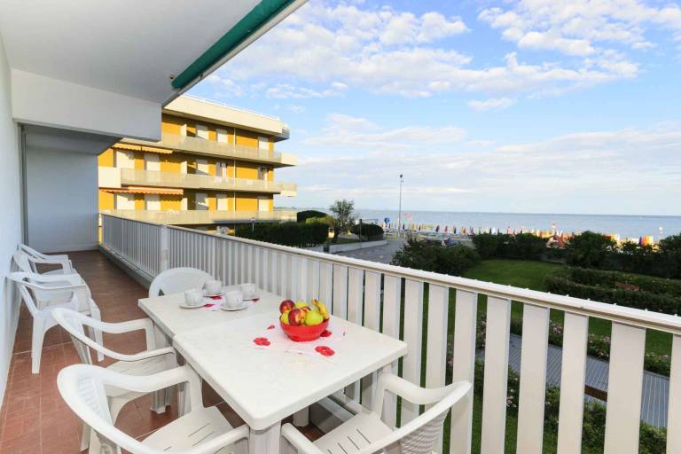 Holiday apartment with air conditioning and pool right by the sea — photo 2