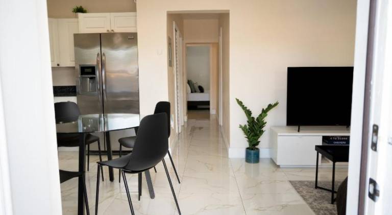 Cozy Central Stay Airport, KingBed, Fenced Parking - Little Havana Near Airport, Wynwood, Calle 8 Br — photo 5