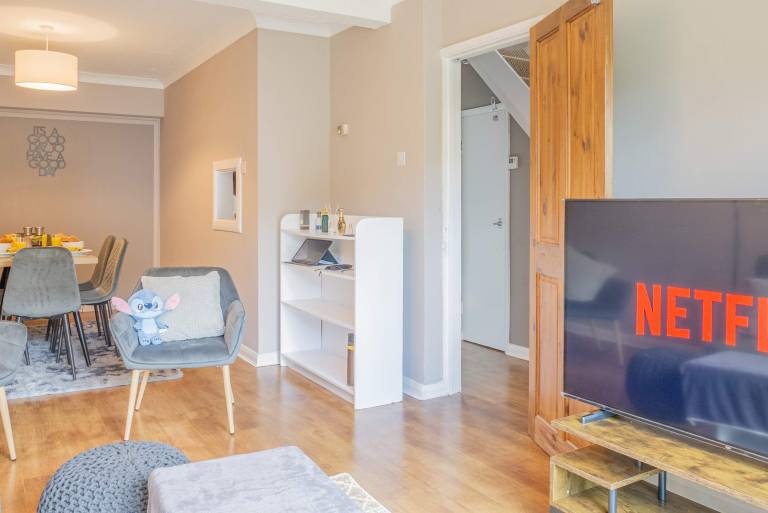 Spacious 4-Bed House Guildford Free Parking — photo 4