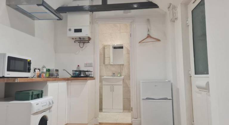 Cozy Detached Studio Retreat with Kitchen & Bath — photo 4