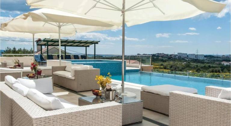 Ample vacation home with pool, hot tub & sauna | Pet-friendly — photo 3