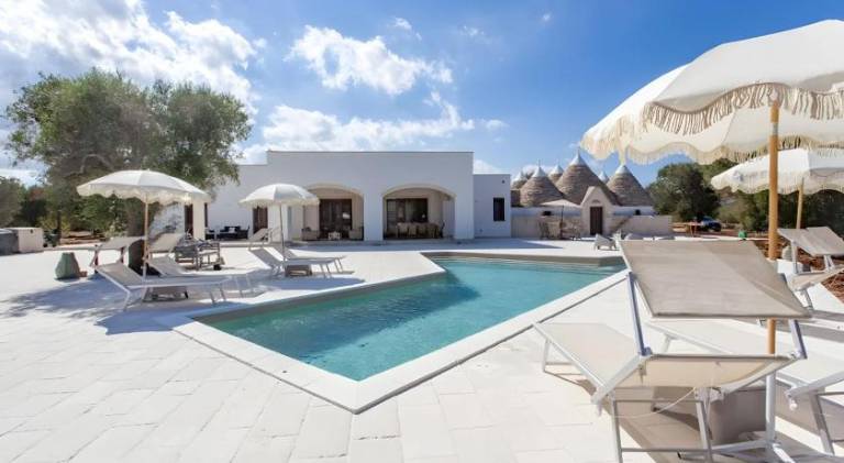 Villa with pool, BBQ & yard in Carovigno