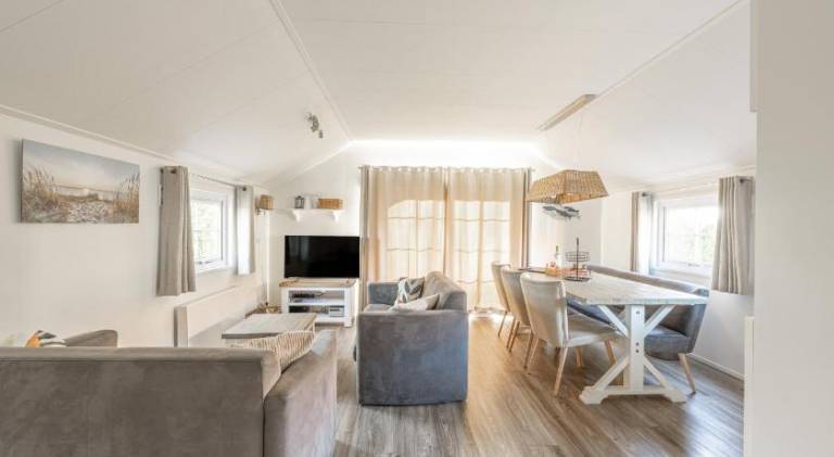 Lovely lodge with barbecue, patio & garden | Next to the beach | Pets allowed — photo 2