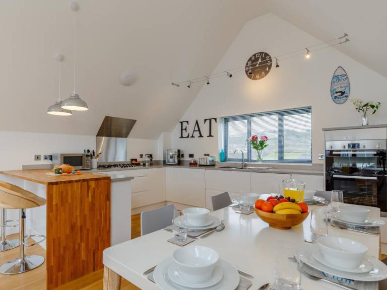 Cottage with garden & hot tub | Water view — photo 4