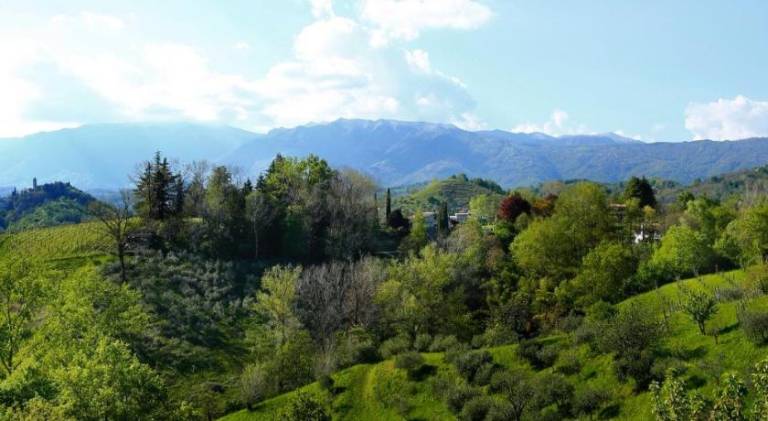 Farm with yard & terrace in Asolo