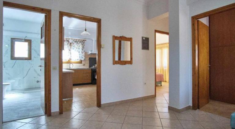 Rental apartment with yard & patio — photo 5