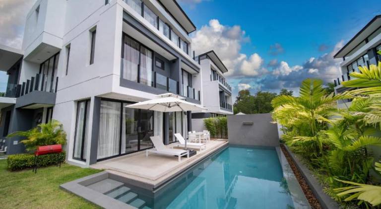 Villa with pool — photo 3