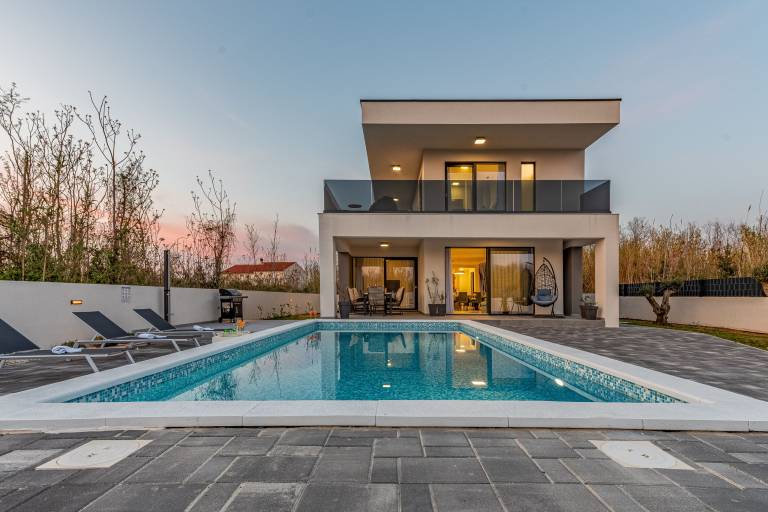 Family-oriented villa with terrace, barbeque & pool | Pets allowed — photo 2