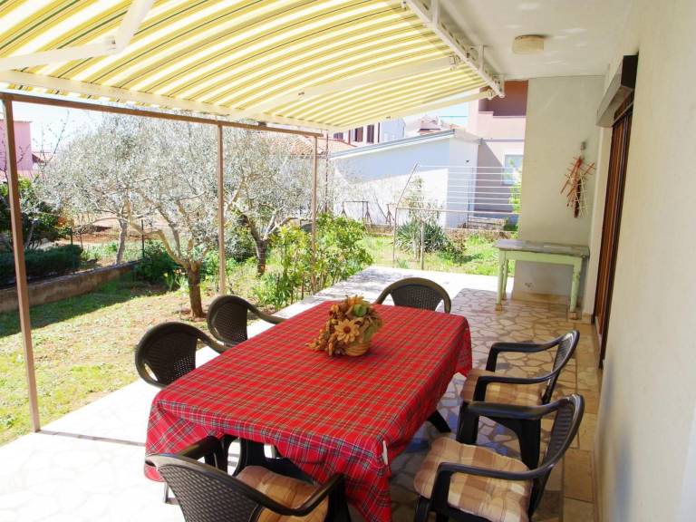 Geräumige Wohnung mit schöner Terrasse und Garten — photo 4