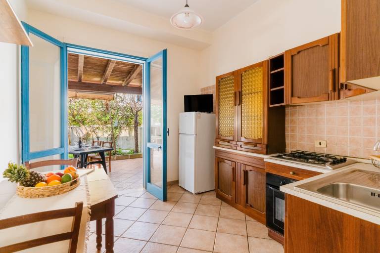 Charming vacation home with yard, BBQ & patio | Garden view | Pets are welcome — photo 2