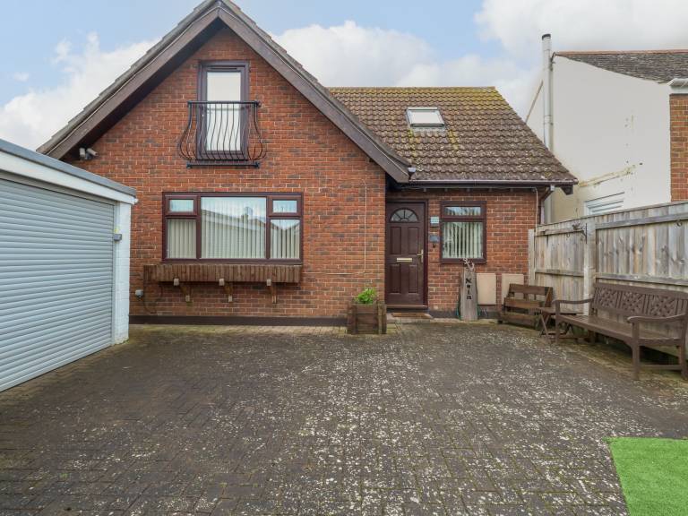 Family-oriented charming cottage | Beach view | Pets allowed in Weymouth