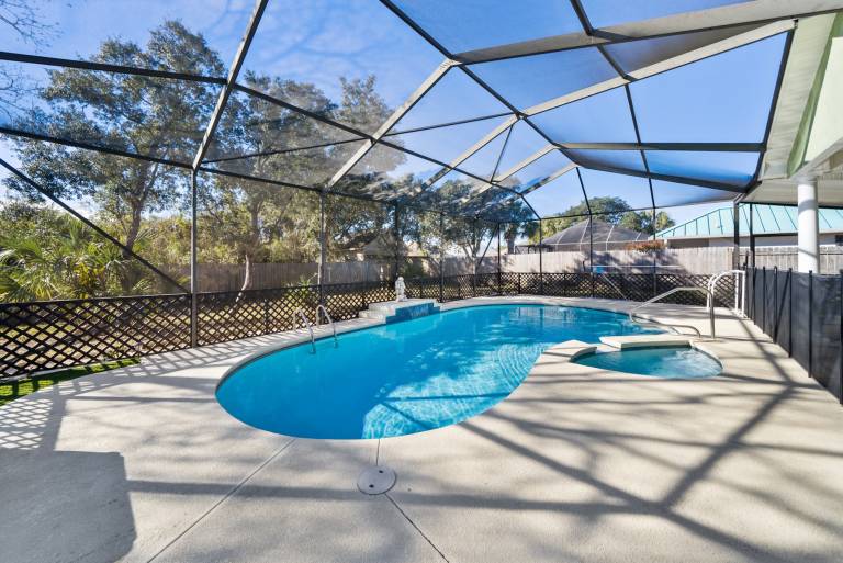 House with barbecue, private pool & yard — photo 2