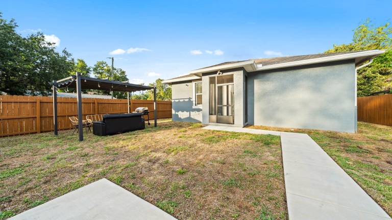 Vacation home with garden — photo 3