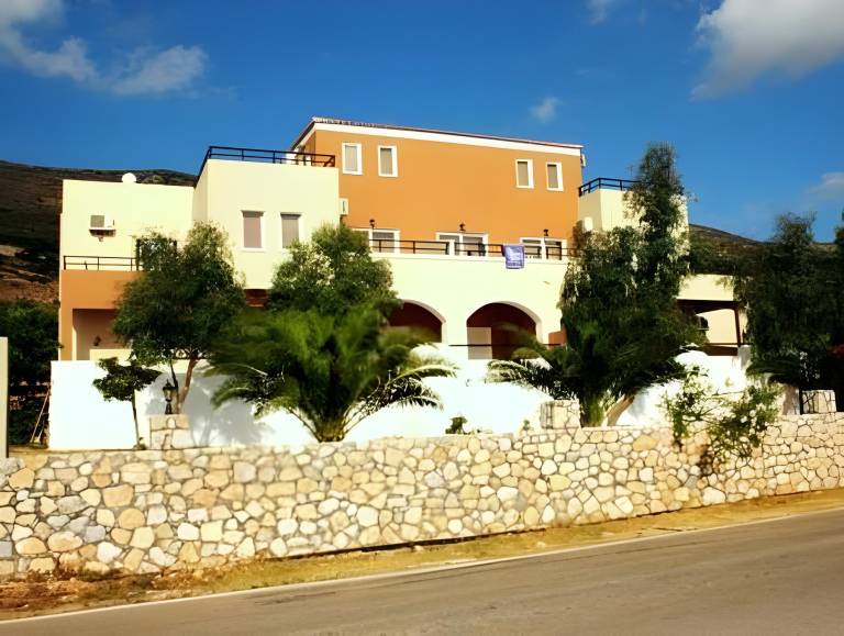 Wonderful apartment with garden & patio | Next to the beach | Pets allowed in Kissamos