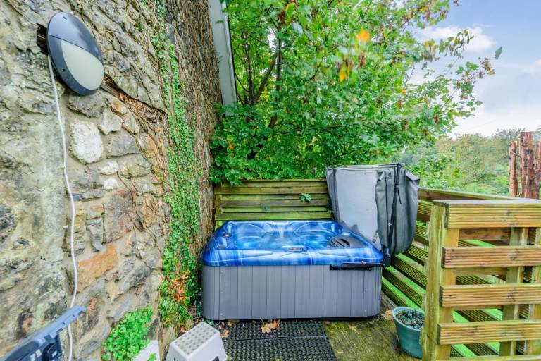Cottage with hot tub, terrace & garden | Pet-friendly — photo 4