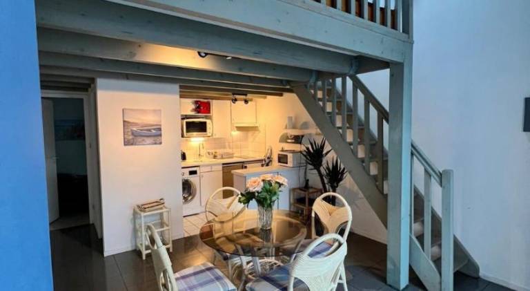 Rental apartment with patio — photo 4
