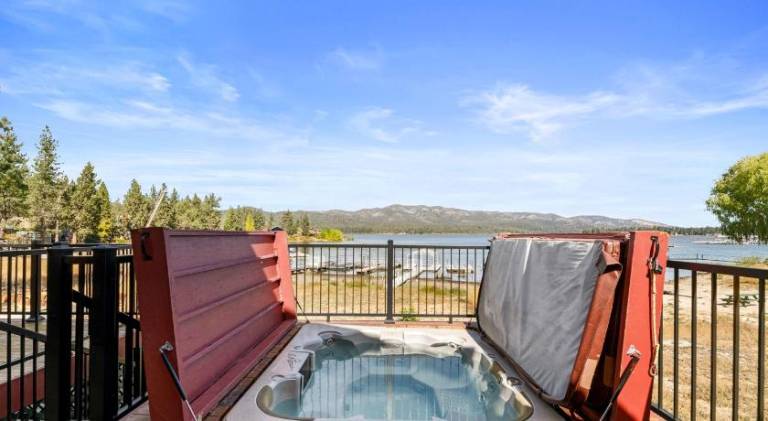 3 Cubs Lakefront - Stunning lakeside home with Hot Tub, Foosball, and Lake View — photo 3