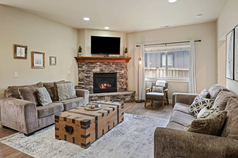 Geary Getaway - Central Location, Private Hot Tub, Fenced Yard, AC in Bend, OR