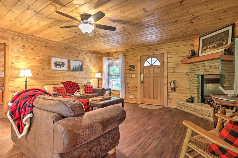 Cabin w/ Deck + Fireplace < 3 Mi to Dollywood! — photo 4