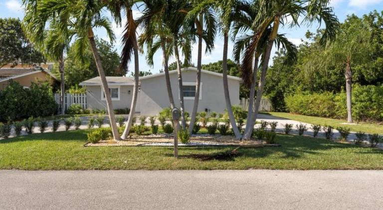 Spacious house with pool | Pets are welcome in Boca Raton, FL