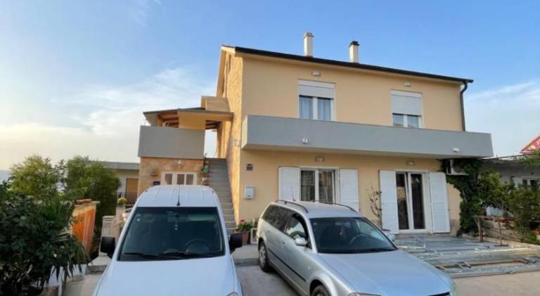 Rental apartment with 2 rooms for 6 persons in Jelsa