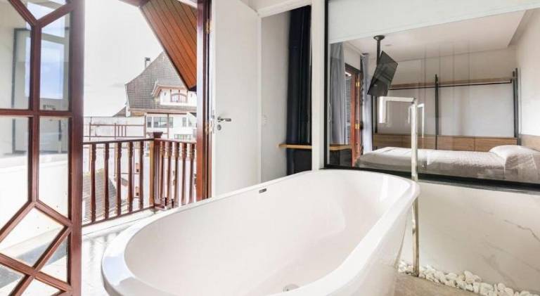 Ample holiday apartment with pool & hot tub | Good for workation | Pet-friendly — photo 4