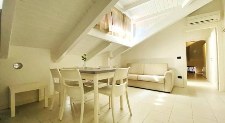 Serviced apartment with yard — photo 2