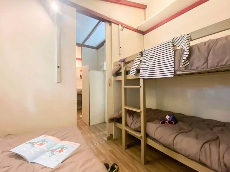 Campsite Les Truffières de Dordogne - Chalet Comfort 3 Rooms 4 People — photo 5