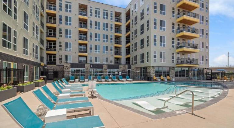 Beautiful serviced apartment with grill, yard & pool | Perfect for remote work | Pets are welcome — photo 2