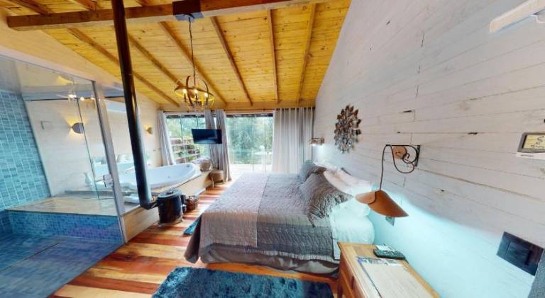 Lodge with jacuzzi & yard in Urubici