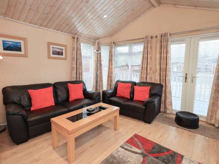 Cottage with garden — photo 4