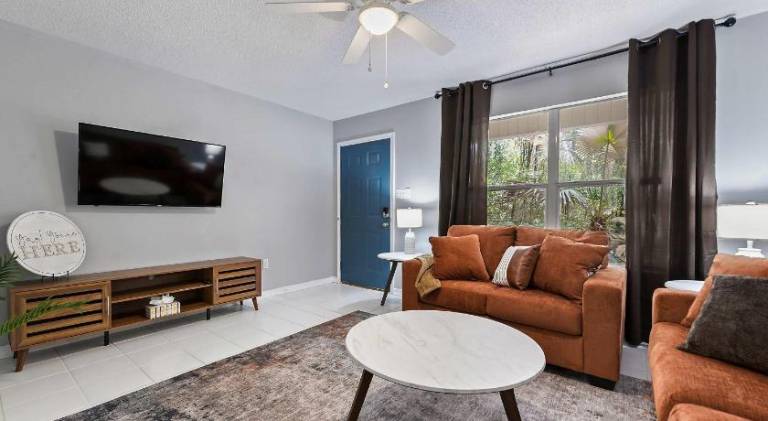 Sunset Getaway Spacious Retreat Near Beaches & Local Attractions — photo 2