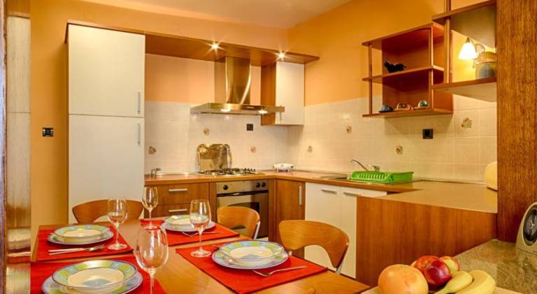 Holiday apartment with terrace, barbeque & yard — photo 4